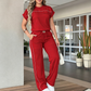Conjunto de mujer compuesto por una camiseta informal de manga corta y unos pantalones de pierna anch