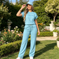 Conjunto de mujer compuesto por una camiseta informal de manga corta y unos pantalones de pierna anch