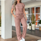 Conjunto de mujer compuesto por una camiseta informal de manga corta y unos pantalones de pierna anch